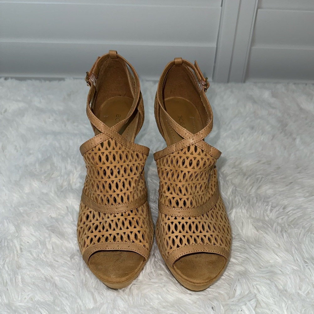 BCBGeneration Women’s platform heel- Size 10B/40